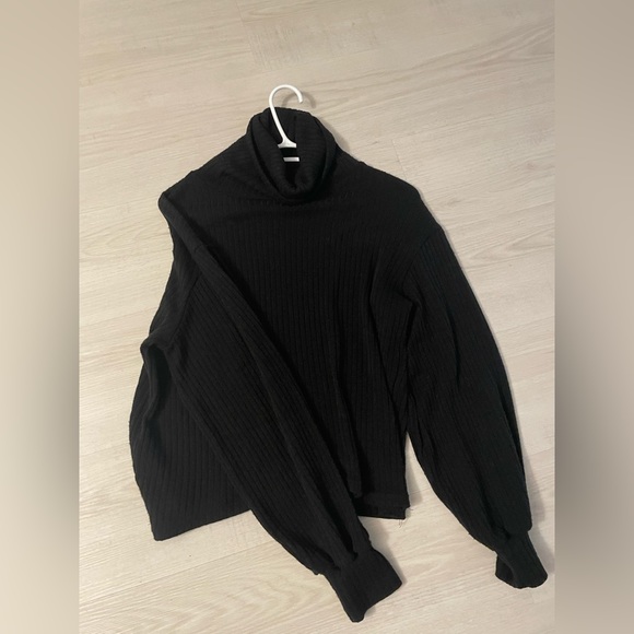 Turtle neck sweater with romantic sleeves - Picture 3 of 4